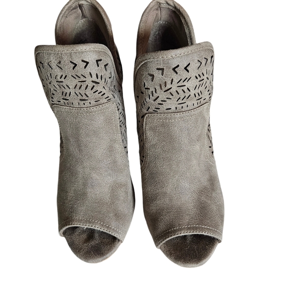 Fergalicious By Fergie Harvey Ankle Bootie Suede Leather Taupe Womens Size 8.5 - Picture 4 of 8